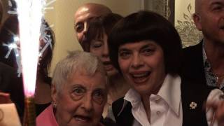 Mireille Mathieu célèbre les 90 ans de sa mère en famille [upl. by Ripp135]