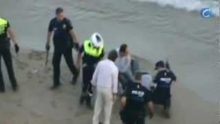 Cinco policías heridos en la playa de Calafell por un grupo de manteros [upl. by Wyck]