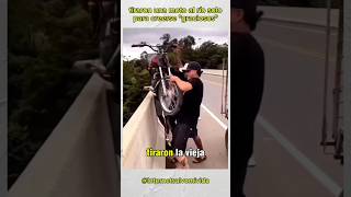 Tiraron una moto al río solo para creerse quotgraciososquot curios shorts sabiasque [upl. by Ainslee]