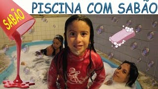 COLOQUEI SABÃO NA PISCINA E TOMEI BANHO DE ESPUMA COM A MINHA MÃE [upl. by Amalie234]