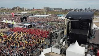 2000 DRUMMERS ON THE BEACH  FOUR HORIZONS CONCERT VIDEO [upl. by Gildas884]