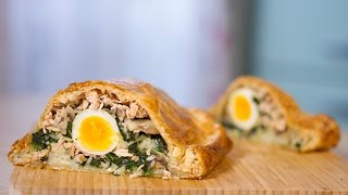 Koulibiac  un pâté russe garni champignons saumon et épinards recette de Pâques ou Noël [upl. by Geesey]