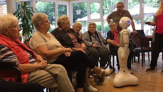 Sieht so die Zukunft der Pflege aus Ein Roboter im Pflegeheim [upl. by Suiddaht]