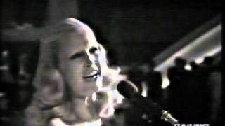 PATTY PRAVO canta a Senza Rete quotTUTTAL PIU quot cè il testo senza playback [upl. by Cinimmod736]