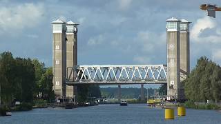 Broöppning Järnvägsbron Trollhättan Lyftbron Hefbrug Liftbridge Pont Levant Hubbrücke [upl. by Nennerb]