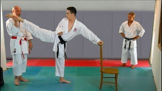 Karate  Ura Mawashi Geri le coup de pied circulaire inversé [upl. by Lareneg]