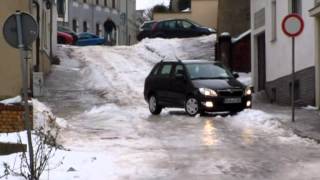 So verhalten sich Autofahrer bei Glatteis falsch  CAR FAIL  Blitzeis [upl. by Novyert]