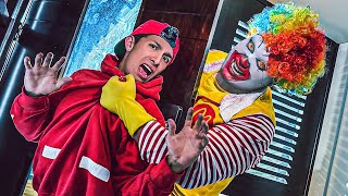 ¡APARECE un PAYASO MC DONALDS GIGANTE de 2 METROS [upl. by Nyved52]