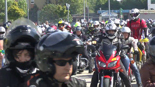 Tausende Biker durchfahren Györ Bikertreffen am Rande der Stadt [upl. by Eelsew]