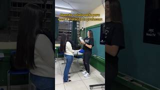 Coloco pra carregar tudinho 😅 professora humor alunos shorts escola [upl. by Rehc212]