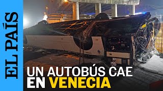 ITALIA  Un autobús se cae de un paso elevado en Venecia con dos españoles a bordo  EL PAÍS [upl. by Ahsinoj]