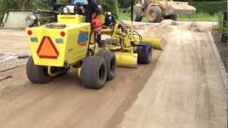 wwwMINIGRADERdk  Afretning med Komatsu mini laser grader [upl. by Aneerol]