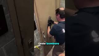 Así abren las puertas los bomberos cuando hay una emergencia 😳🔥 [upl. by Saduj]