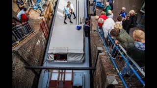 Boot muurvast in Monstersche Sluis in Maassluis [upl. by Dnalrag]