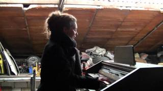 Bo plays the organ and sings Zo alleen  Hans Teeuwen [upl. by Narat805]