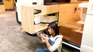 車中泊に必要なキッチン棚の作成。神アイテムで外でも使用可能に。【ハイエースDIY】 [upl. by Nirtak219]