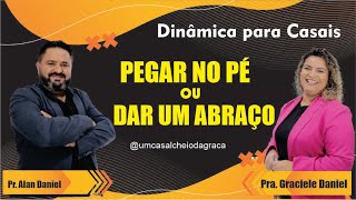 Dinâmica para casais  Pegar no pé ou dar um Abraço [upl. by Nirtiak140]