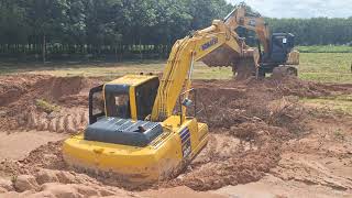 ติดหล่ม komatsu pc200ce เจอดินสมองหนุ่มตี๋ Sany sy200c มาช่วยดึง excavator [upl. by Erastus990]