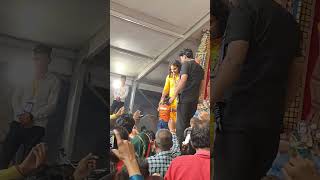 Aniruddracharyaji me bache ko khilaya hath me leke aniruddhacharyaji shortvideo shortsfeed [upl. by Adien956]