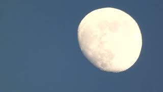 Mondphase Zunehmender Mond vor blauem Himmel vor Vollmond [upl. by Nnaitak]