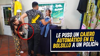 Le puso un cajero automático en el bolsillo a un policía  Mujer hackeó tarjeta de policía [upl. by Kerrie]