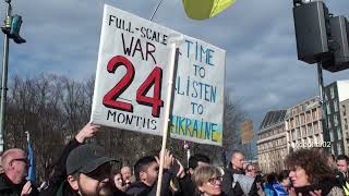 2 Jahre Ukrainekrieg  Gedenken am Brandenburger Tor [upl. by Quinton]