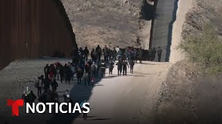 Coyote cuenta cómo cruza a cientos de migrantes por la frontera de Arizona  Noticias Telemundo [upl. by Lenoyl]