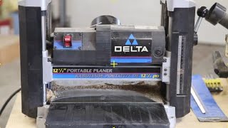 Changing the blades on a 22560C Delta planer [upl. by Aridan623]