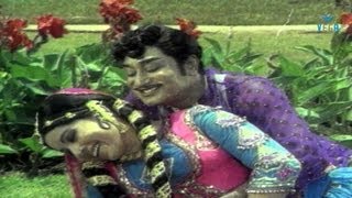 Puthi Ketta Ponnu Onnu Video Song  Sivaji Ganesan Jayalalitha  Anbai Thedi [upl. by Neenej]