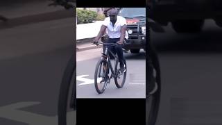 Balade à vélo de président de Guinée  Colonel Mamadi Doumbouya short guinee conakry [upl. by Hali]