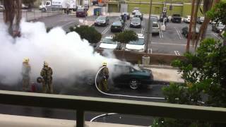 Explosión de un carro en la cara de los bomberos [upl. by Llertal]