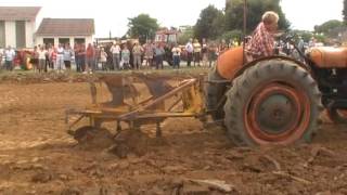 Les vidéos dAlain 11 Chauny Labour avec un Soméca 511 et une charrue 2 socles [upl. by Buxton153]