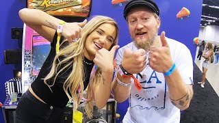 Found a Thumbless Man at Vidcon [upl. by Rexer]