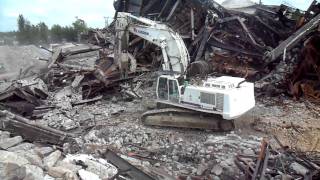 PELLE LIEBHERR 974 B AVEC PINCE FERRAILLE BOUNTY [upl. by Kcirdahc]