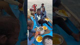 నడి సముద్రంలో తప్ప మీద అన్నం ఎలా తింటారు  How Do You Sea Boat food eting sivaram seafood fish [upl. by Leksehc]