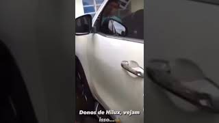 Ladrão demonstra para policiais como consegue abrir uma Hilux com uma chave de fenda [upl. by Ariday]