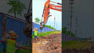 Máy xúc kết hợp cùng 2 bác công nhân đóng cọc tre trong vùng đất ngập nước excavator [upl. by Peih]