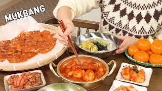 요리 먹방  새해에는 사골육수 푹 우려낸 떡만두국에 불닭떡볶이 오징어김치전 옛날소시지 [upl. by Daniels751]