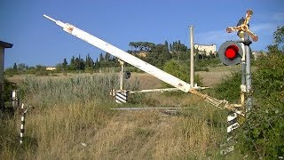 Spoorwegovergang Poggibonsi I  Railroad crossing  Passaggio a livello [upl. by Beal]