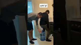 Kolsuz adamın su almasına yardımcı olan kolsuz adam tiktok shorts [upl. by Kimball786]