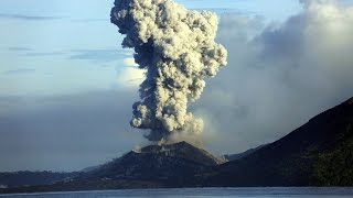 Erupção explosiva de vulcão e onda de choque [upl. by Eldnek963]