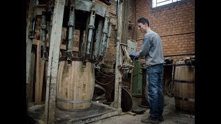 Como é feito um barril de carvalho para vinhos [upl. by Osyth]