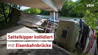 Sattelkipper kollidiert mit Eisenbahnbrücke [upl. by Larret]