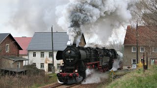 Schwerer Zementzug mit zwei Dampfloks  52 8029  52 8047 auf den Steigungen rund um Nossen [upl. by Aicenaj]