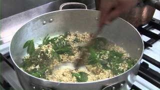 Preparazione risotto con erbe selvatiche [upl. by Zenobia]