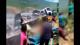 Impresionantes imágenes del trágico accidente en la vía Guaduas – Puerto Salgar  Noticias Caracol [upl. by Lowry]