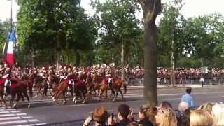 Défilé du 14 juillet  La cavalerie de la garde républicaine ouvre le bal avec le Président Hollande [upl. by Elizabeth689]