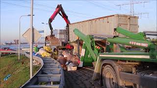 Grofvuil containers vallen van vrachtwagen op N222 [upl. by Alul]