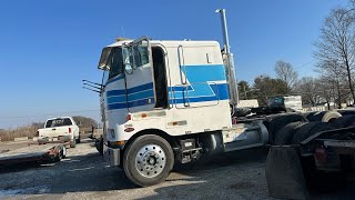 Peterbilt 362 cabover Cummins Big Cam cold start [upl. by Laurentium]