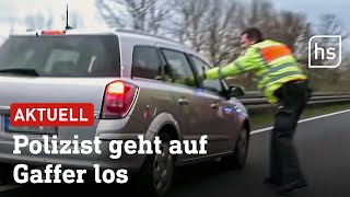 Nach tödlichem Unfall Wütender Polizist faltet Gaffer zusammen  hessenschau [upl. by Ahc]